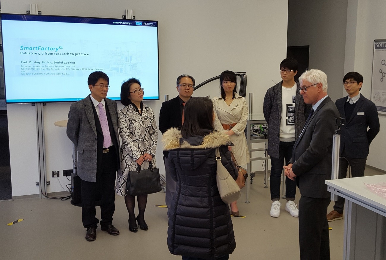 Hoher Besuch aus Korea in der SmartFactoryKL