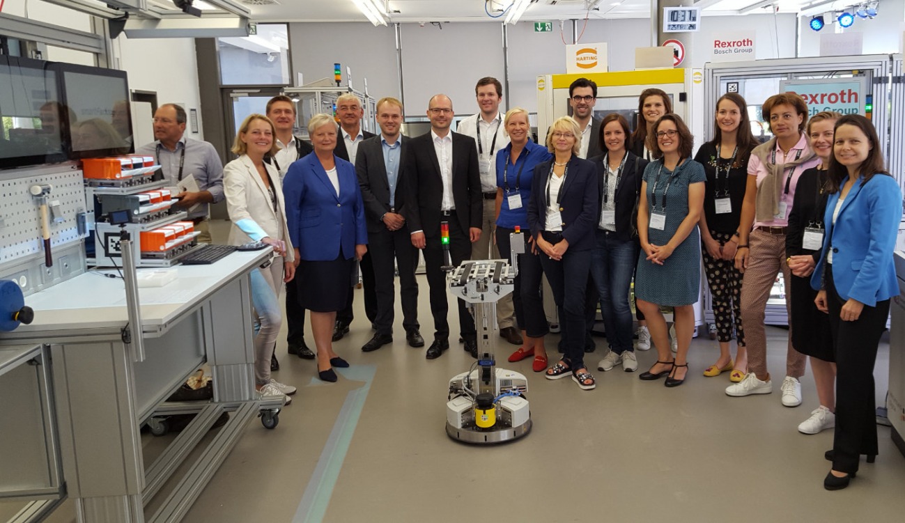 Delegation of WirtschaftsWoche visits SmartFactoryKL during its “Future Board: Artificial Smartness“ trip