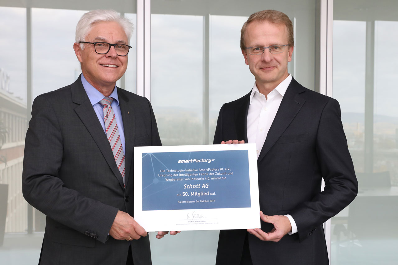 Prof. Dr. Detlef Zühlke (SmartFactoryKL) is handing over the membership document to Prof. Jens Schulte (Schott AG). Foto: A.Sell