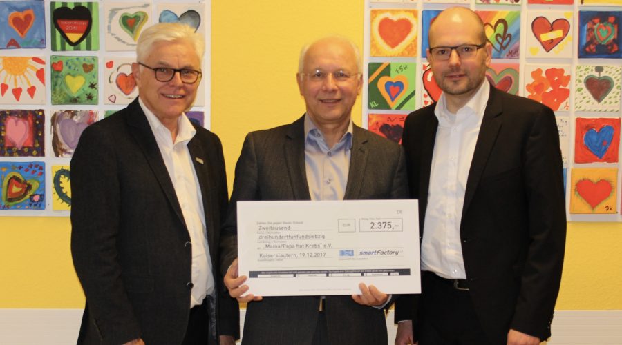 Mama/Papa hat Krebs e.V. erhielt einen Spendenscheck über 2.375 Euro von der SmartFactoryKL. Foto: SmartFactoryKL