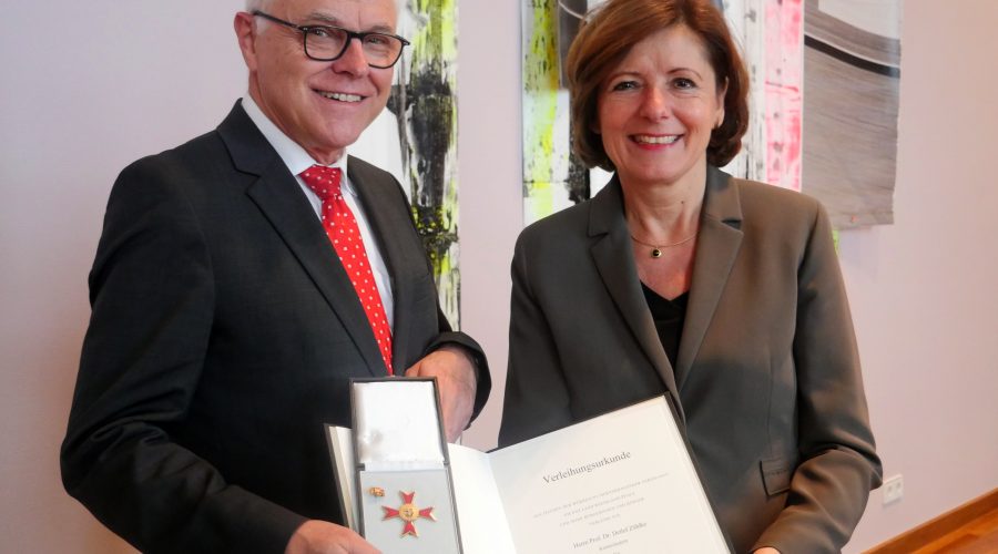 Malu Dreyer presents Order of Merit Award to Detlef Zühlke. Photo: © Staatskanzlei RLP