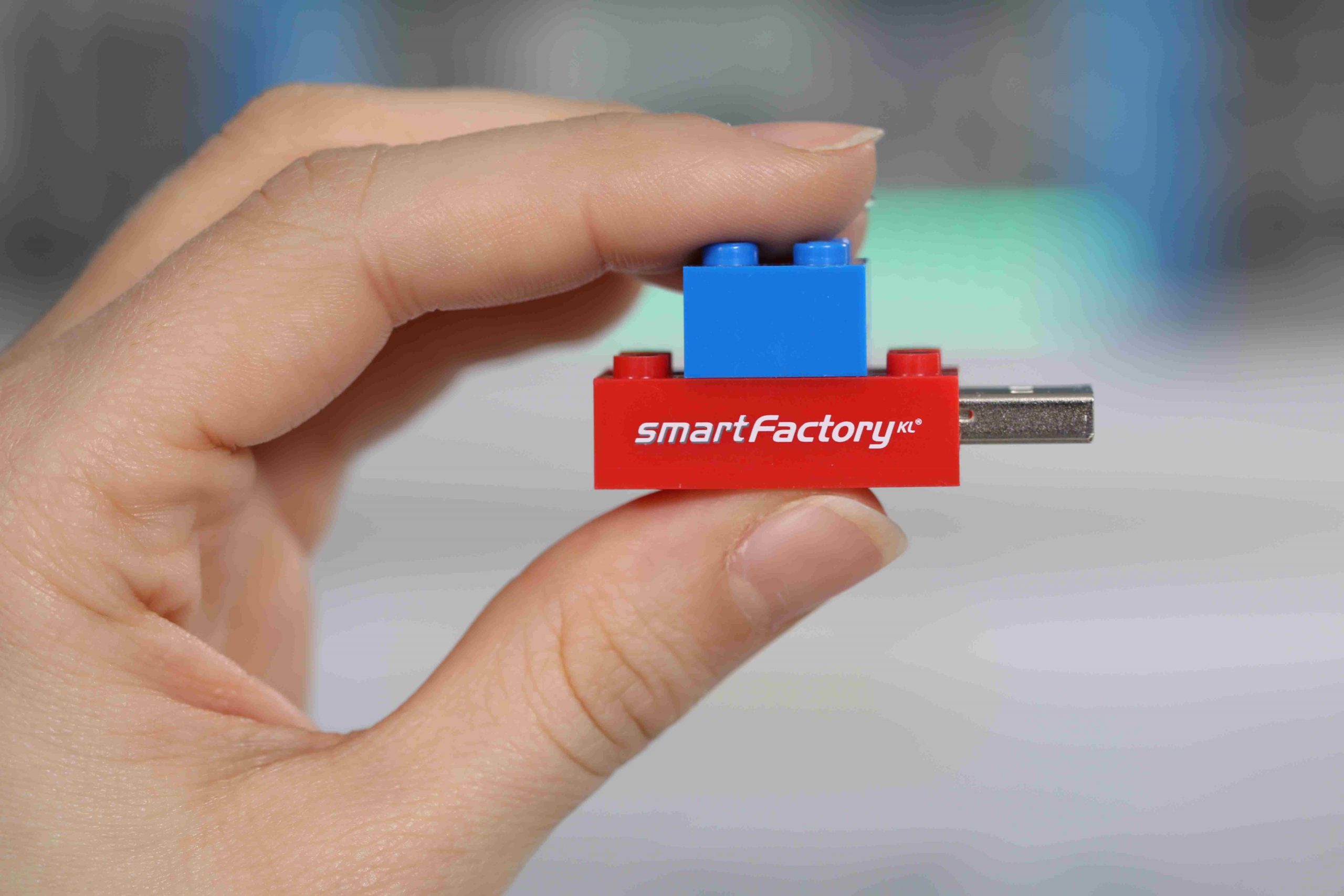 Individuell konfigurierbarer USB-Stick in Noppensteinform. Quelle: SmartFactory-KL/A.Sell
