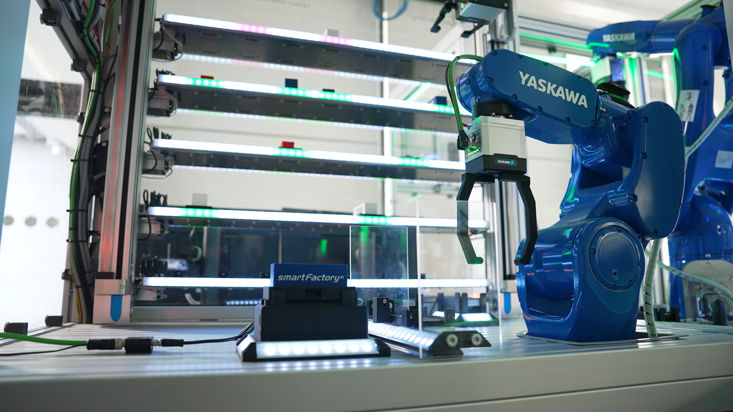 SmartFactory-KL und GEC setzen Fabrik virtuell um